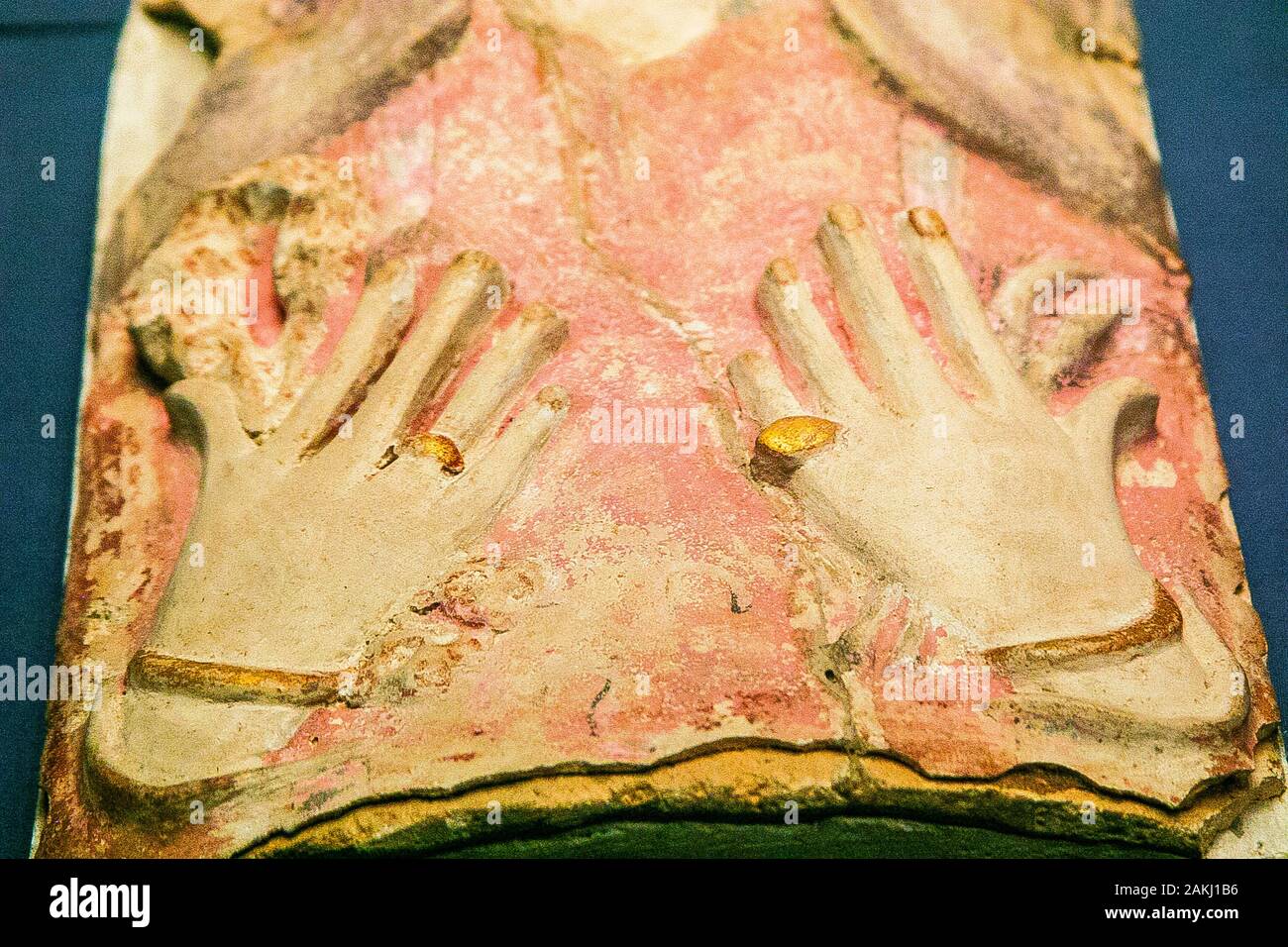 Egypte, Alexandrie, Bibliotheca Alexandrina, du musée archéologique, de la période tardive cartonnage momie masque d'une femme, se concentrer sur les mains. Banque D'Images