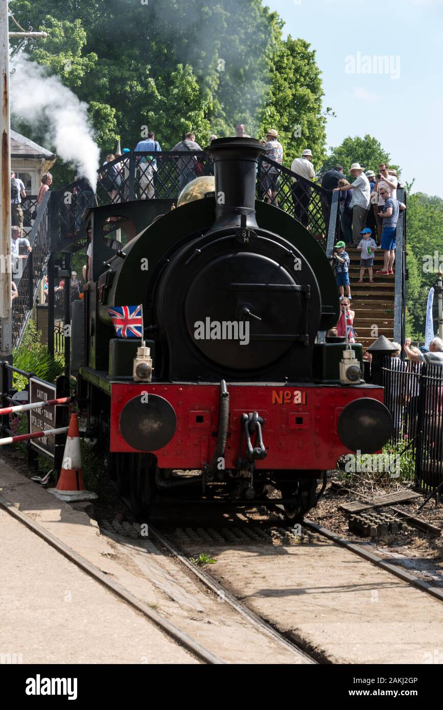 Un train à vapeur près de la gare et la passerelle dans le cadre de la vapeur et de la colline de Fawley Vintage Transport Week-end à Lord McAlpine's private railway Banque D'Images