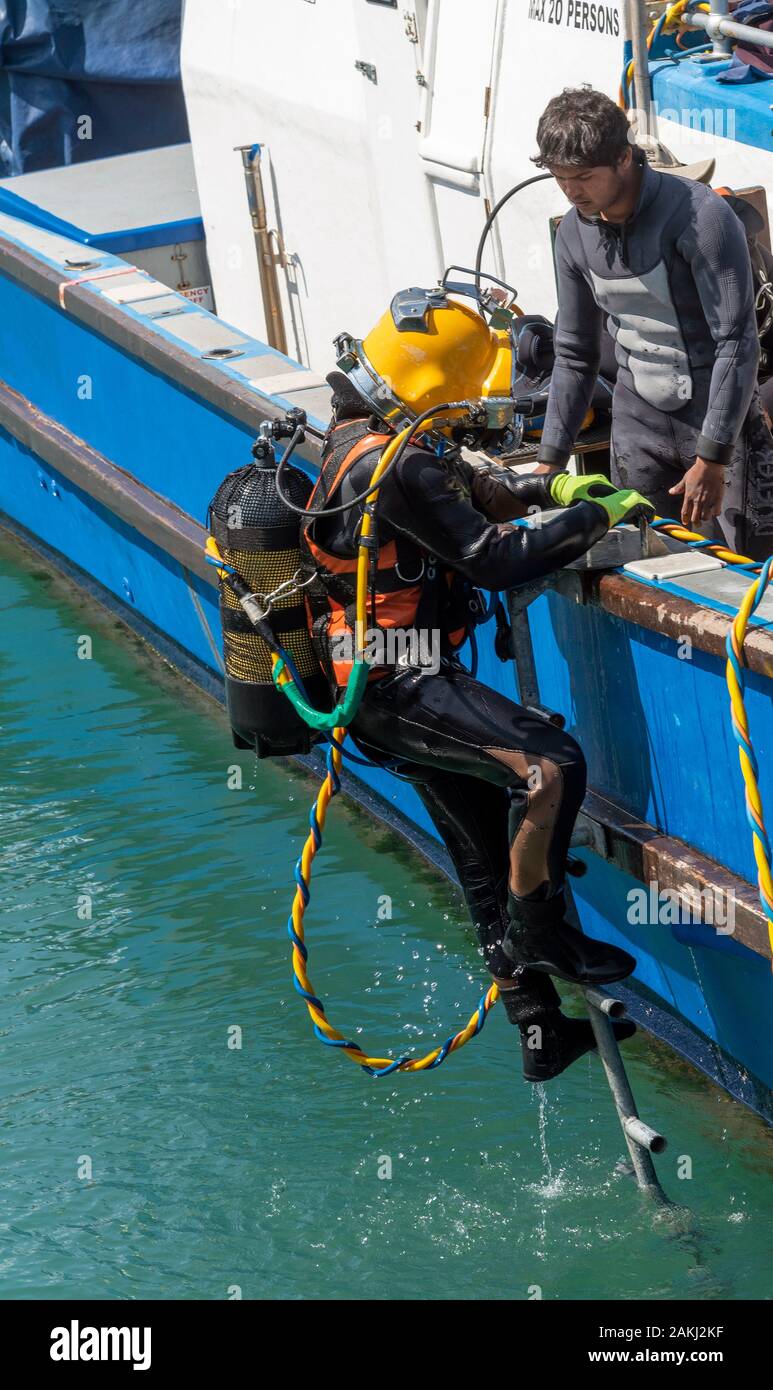 Hermanus, Western Cape, Afrique du Sud. Cours de formation de plongeurs professionnels, étudiant plongeur au bateau de grimper sur le nouveau port à Hermanus. Banque D'Images