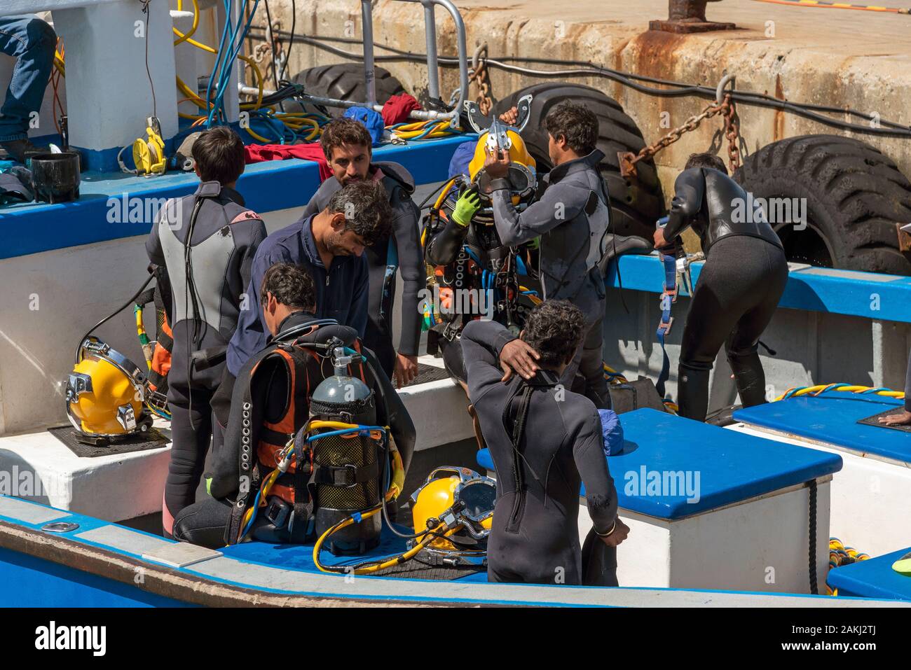 Hermanus, Western Cape, Afrique du Sud. Décembre 2019. Cours de formation de plongeurs professionnels, étudiants travaillant à la nouvelle administration portuaire à Hermanus. Banque D'Images