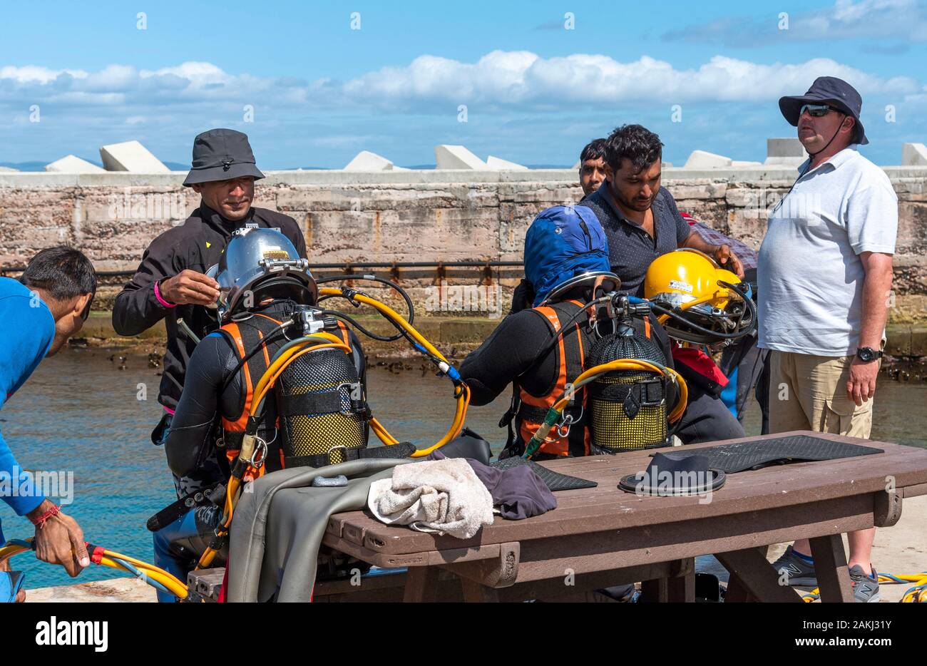 Hermanus, Western Cape, Afrique du Sud. Décembre 2019. Cours de formation de plongeurs professionnels, étudiants travaillant à la nouvelle administration portuaire à Hermanus. Banque D'Images