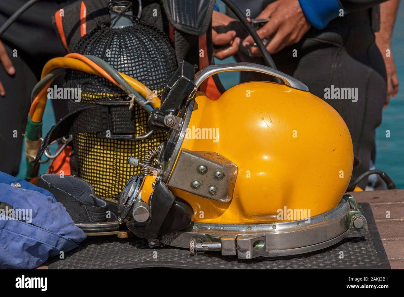 Hermanus, Western Cape, Afrique du Sud. Décembre 2019. Cours de formation de plongeurs professionnels. Divers casque. Banque D'Images