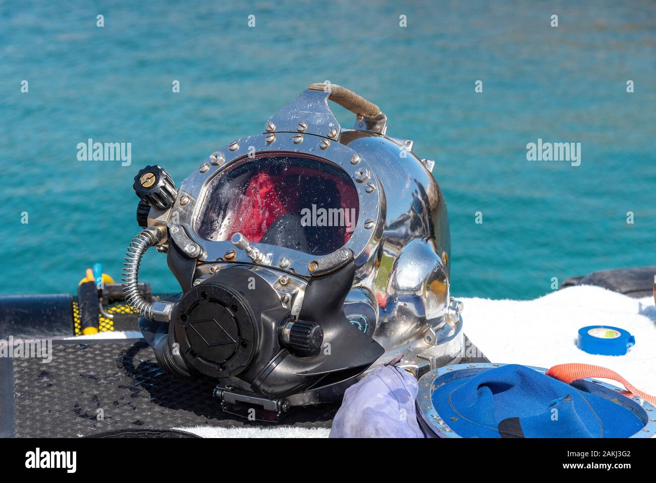 Hermanus, Western Cape, Afrique du Sud. Décembre 2019. Cours de formation de plongeurs professionnels. Divers casque. Banque D'Images