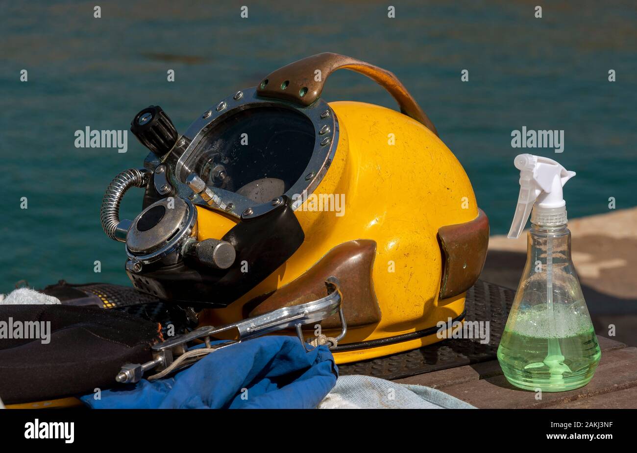 Hermanus, Western Cape, Afrique du Sud. Décembre 2019. Cours de formation de plongeurs professionnels. Divers casque. Banque D'Images