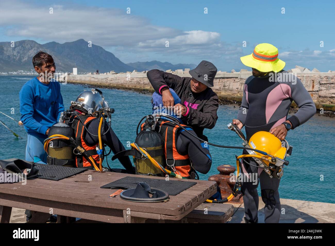 Hermanus, Western Cape, Afrique du Sud. Décembre 2019. Cours de formation de plongeurs professionnels, préparer les jeunes plongeurs étudiants avant d'aller à plonger. Banque D'Images
