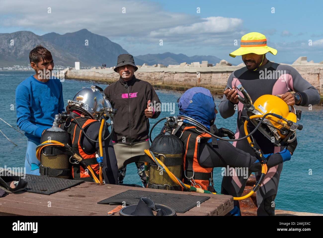 Hermanus, Western Cape, Afrique du Sud. Décembre 2019. Cours de formation de plongeurs professionnels, préparer les jeunes plongeurs étudiants avant d'aller à plonger. Banque D'Images