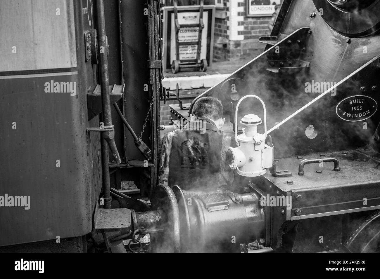 Photographie noir et blanc. Locomotive de train à vapeur britannique d'époque, reliée à un train ferroviaire d'époque sur la ligne patrimoniale de Severn Valley Railway. Banque D'Images