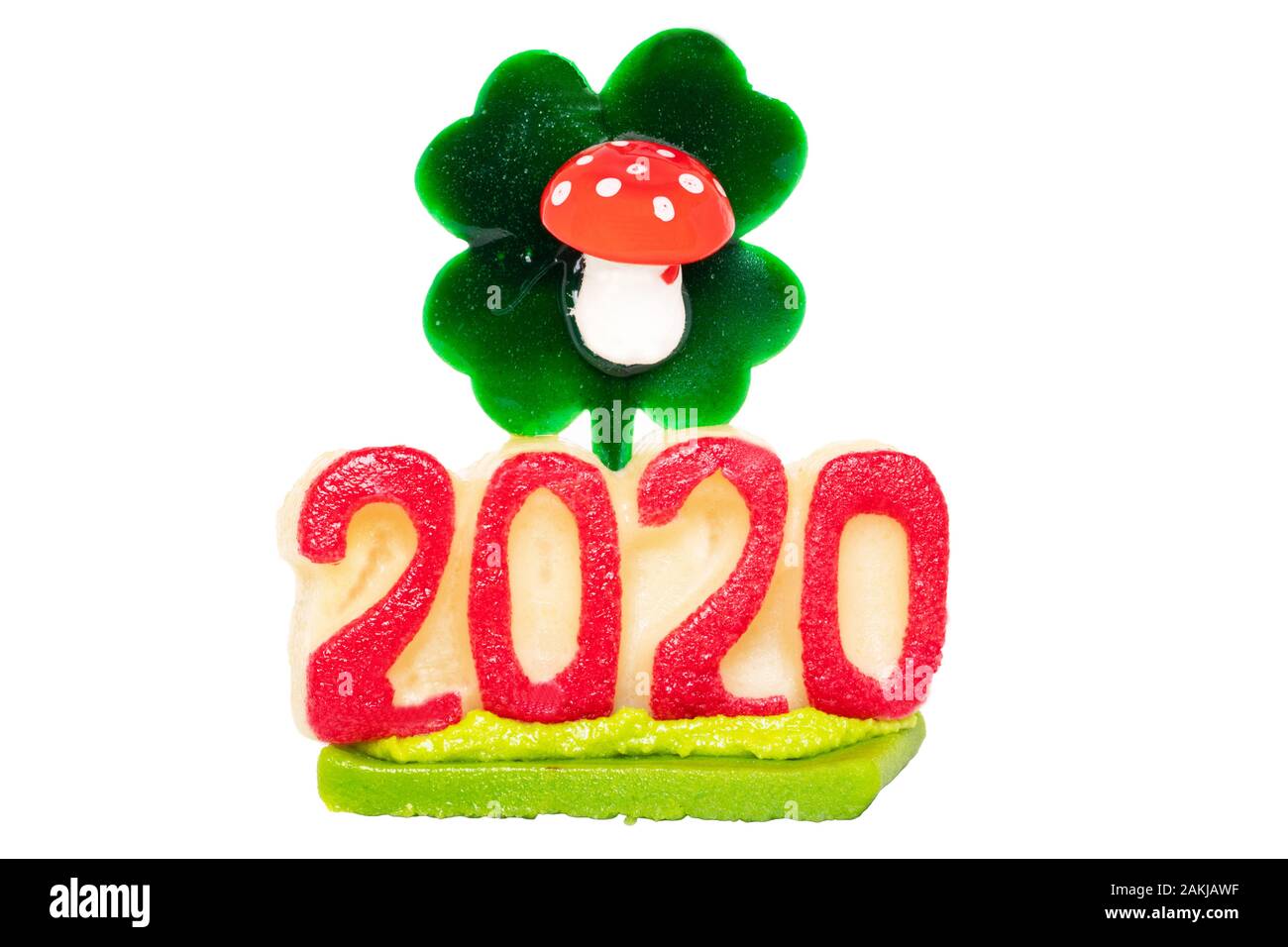 La douceur amande isolés. Libre d'un massepain avec l'année 2020 et les symboles de chance, Lucky clover leaf avec un champignon isolé sur fond blanc b Banque D'Images