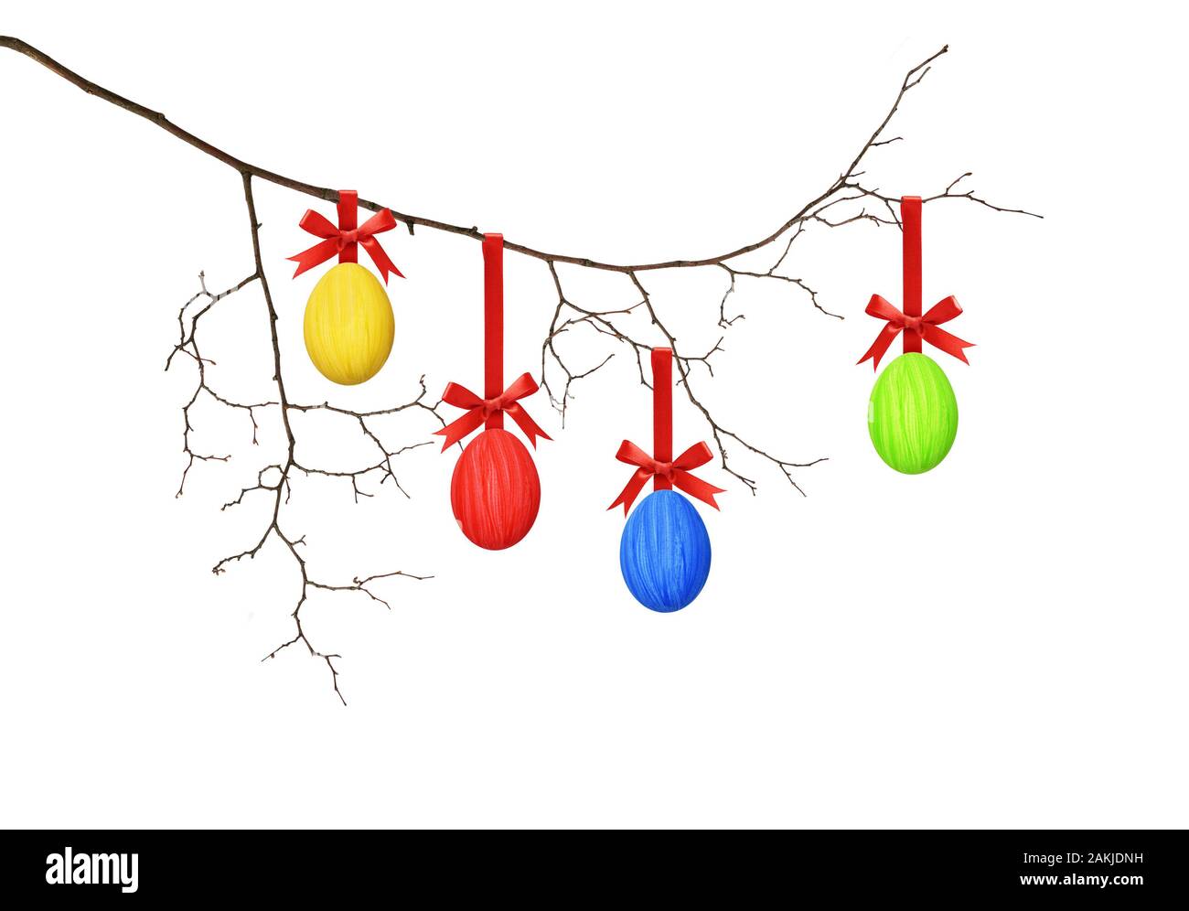 Oeufs colorés de Pâques vide accroché sur branche d'arbre isolé sur fond blanc Banque D'Images