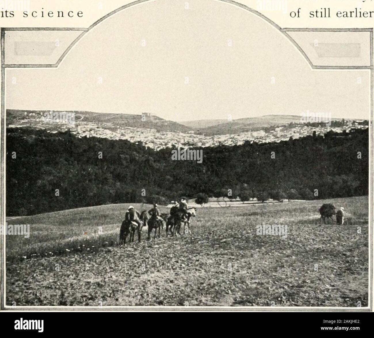 Le Burton Holmes conférences ; . APIROACIIINi ; FÈS FÈS 11 au milieu d'un désert fertile, souriant, c'est un strangerto toutes les choses qui sont nouvelles ; son commerce ebbs et tlowsthrough satellite inconnu pour le monde. À ses portes sont norailways et aucun transport-routes, mais il est titulaire rare la communication avec un port lointain au moyen de caravanes de chameaux, mulesand et de messagers qui courent à pied. Son cultureis la culture de l'.--sB"s = = =2aaa5^. Xve siècle, sa science ^^^ ^ encore de plus tôt. Au milieu d'un désert ; date et la vérité il y a encore caché par les nuages de superstitio Banque D'Images