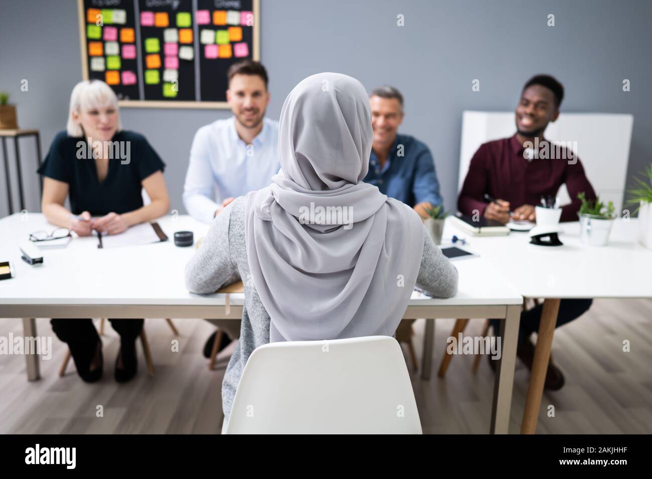 Femme musulmane dans Hijab assis à Interview in Office Banque D'Images