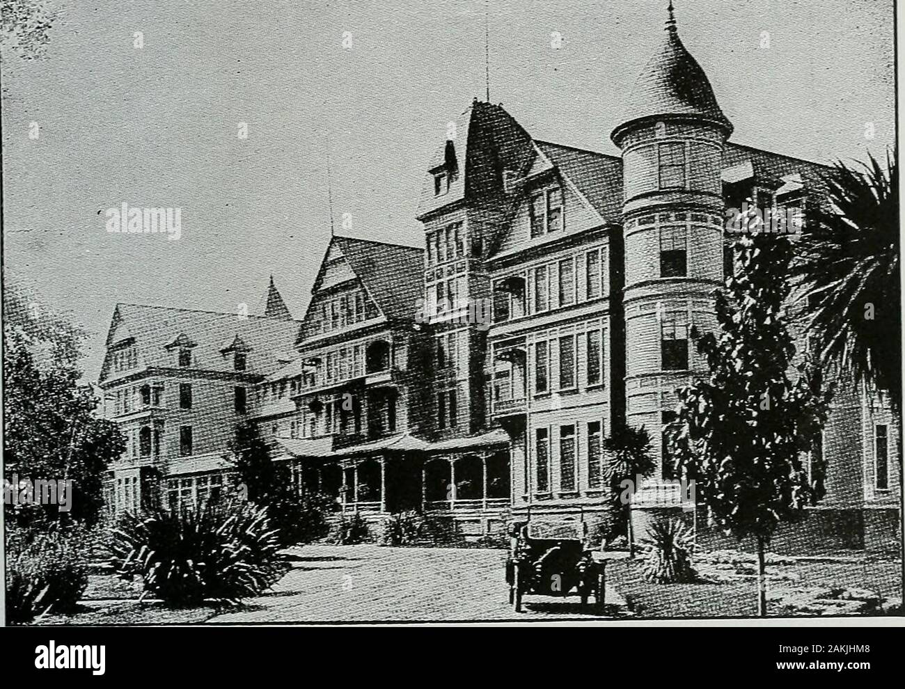 San Francisco blue book . c ORONADO BEACH, la plus délicieuse spotin Californie à toutes les périodes de l'année, est easilyaccessible points de Californie par splen-didly conservés à l'automobile, ferroviaire et la vapeur-ship lines, via San Diego. L'hotel Del Coronado est situé sur le côté de l'océan de Coronado, loin de l'agitation de la ville, et pourtant dans un fewminutes monter en voiture et ferry de théâtres andshopping les lieux de San Diego. - POLO - golf - tennis - Bay Surf et baignade, pêche et de conduite automobile Le côté social est rendu intéressant pour vous par acontinuous série de fonctionnalités de divertissement. Écrire Banque D'Images