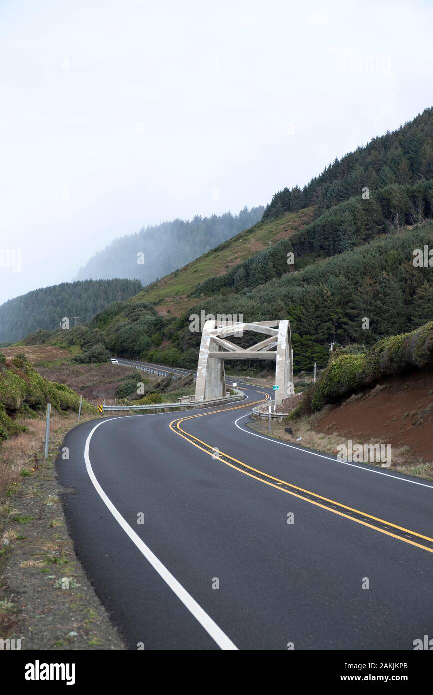 Big Creek Arch Bridge sur la côte de l'Oregon Banque D'Images