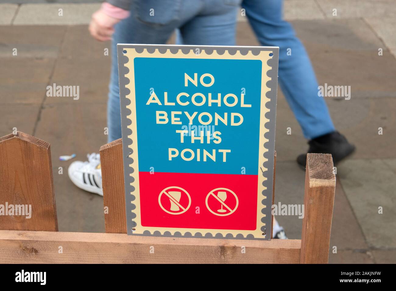 Pas d'alcool Billboard derrière ce point au Marché de Noël 2019 l'Angleterre Manchester Banque D'Images