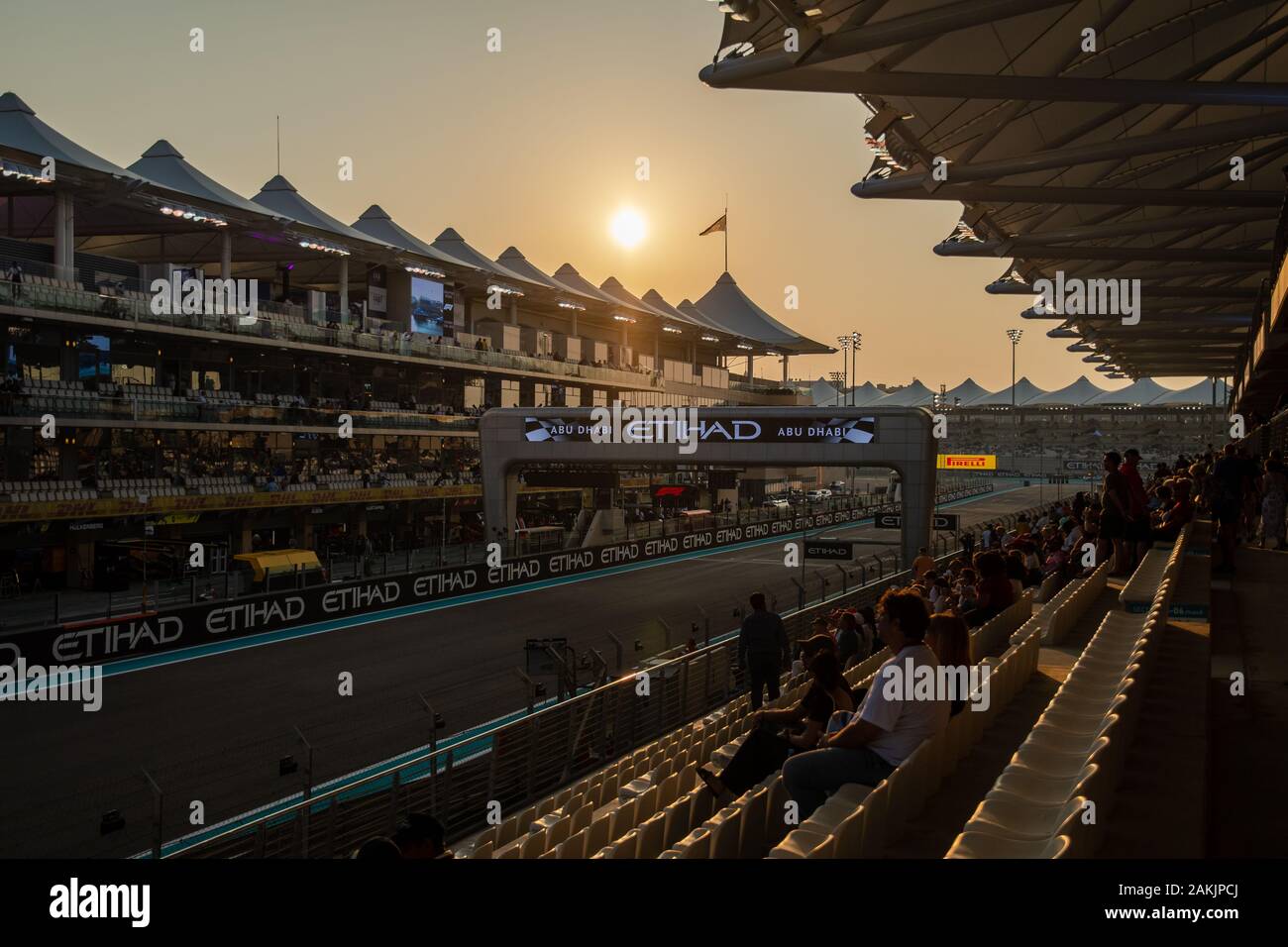 Piste de course de Formule 1 d'Abu Dhabi sponsorisée par Etihad Airways sur l'île de Yas, Abu Dhabi, Emirats arabes Unis au coucher du soleil Banque D'Images
