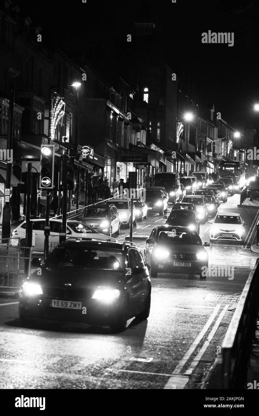 La tension urbaine et l'isolement tranquille se rencontrent dans ce spectaculaire tournage nocturne à Harrogate, dans le Yorkshire du Nord, en Angleterre, au Royaume-Uni. Banque D'Images