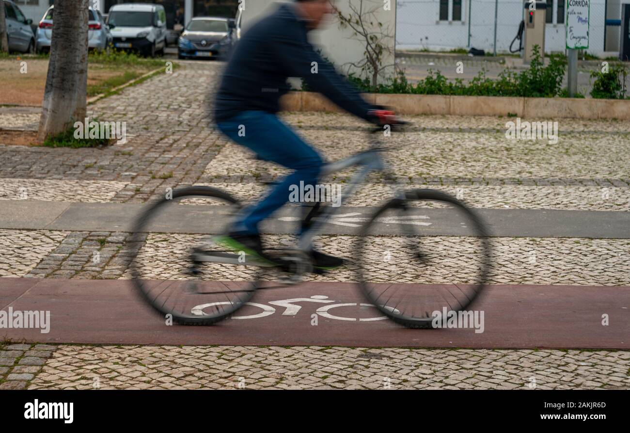 Cycliste à une voie cyclable avec symbole cycle path Banque D'Images