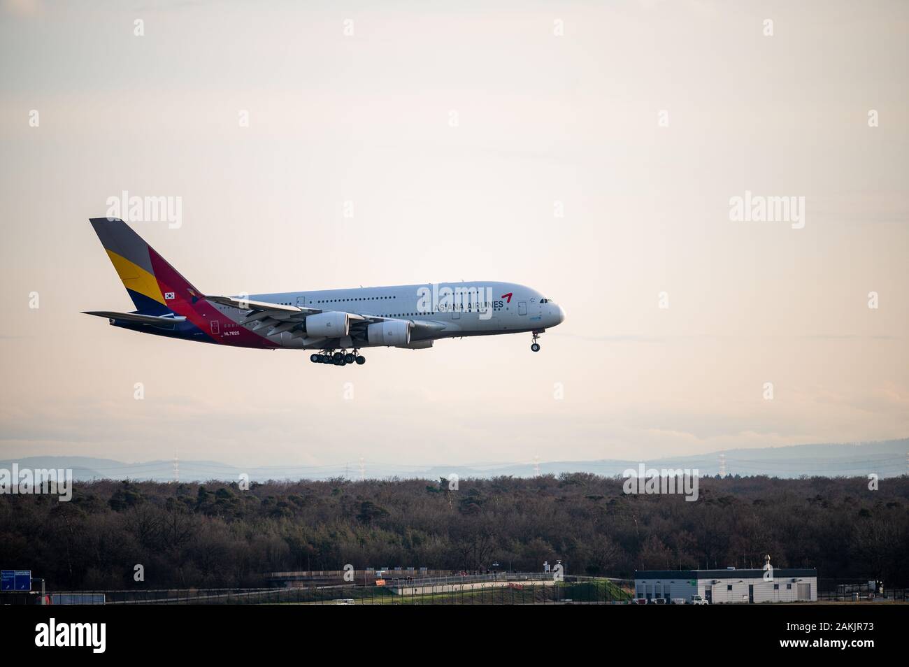 Un avion Airbus A380 d'Asiana arrivant à l'aéroport de Francfort en Allemagne au coucher du soleil Banque D'Images