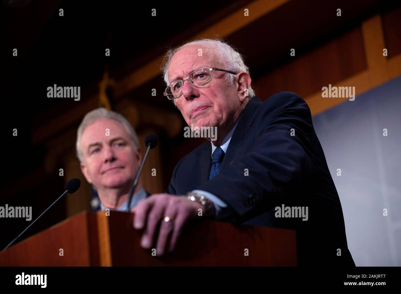 États-unis le sénateur Bernie Sanders (indépendant du Vermont) prononce une allocution aux côtés de représentant des États-Unis Ro Khanna (démocrate de Californie), représentant des Etats-Unis Barbara Lee (démocrate de Californie), représentant des Etats-Unis Pramila Jayapal (démocrate) de Washington, United States Le Sénateur Kirsten Gillibrand (démocrate de New York), États-Unis Le sénateur Patrick Leahy (démocrate de New York), États-Unis Le sénateur Chris Van Hollen (démocrate du Maryland), et sénateur des États-Unis Maria Cantwell (Démocrate de Washington) au cours d'une conférence de presse sur la colline du Capitole à Washington Banque D'Images