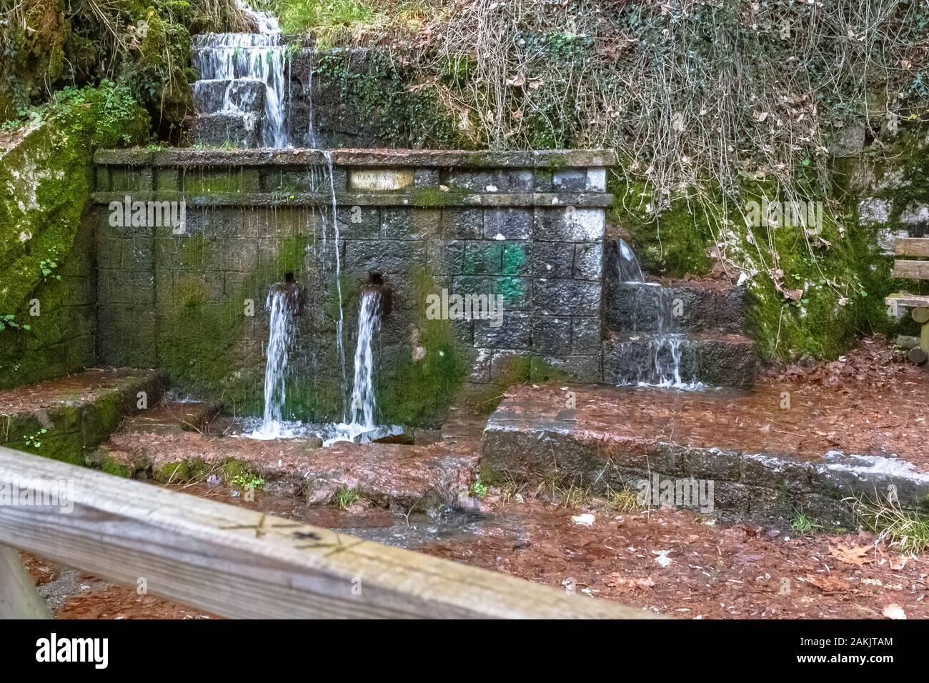 Vieille Fontaine par la route proche village Elati, Arcadia, Grèce Banque D'Images