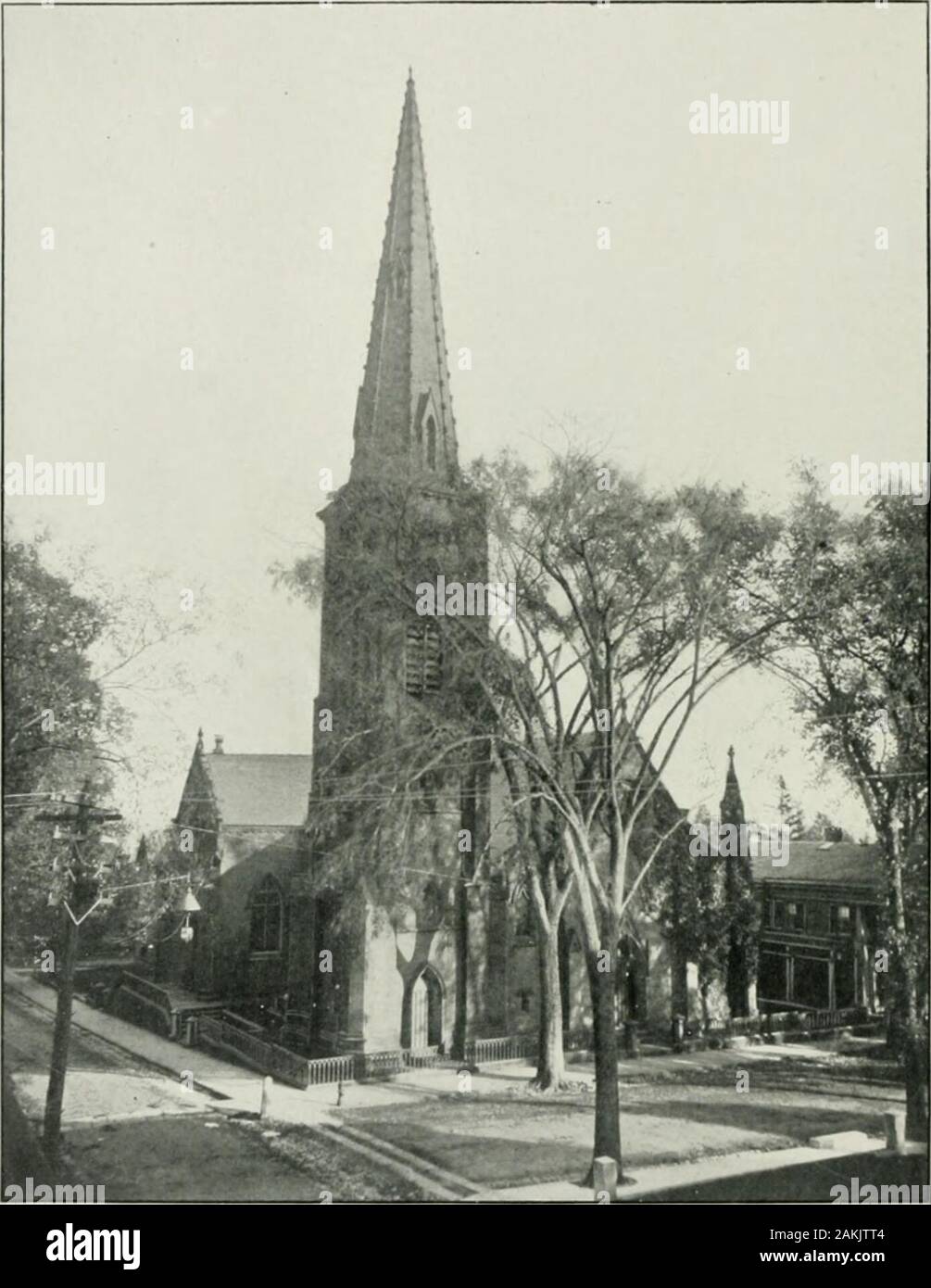 Pittoresque de Londres et ses environs, Groton, mystique, Montville, Waterford, au début du xxe siècle ; caractéristiques notables d'intérêt .. . Il Première Église du Christ est dans la Congrégation Dénomination, et est la plus ancienne société religieuse dans la ville. Organisé à Gloucester, IVIassachusetts. en 1642. Retiré à New London en 1651. L'actuelle maison de culte a été utilisé pour la première fois en 1851. Services : dimanche à 10h45 prédication A. M., l'école du dimanche à 12h15 : IMeeting de la Junior Entreprise La société à 3,30 P. M. : les jeunes Autochtones de la société IVIeeting Christian Endeavour à 18 P. M. : Pré Banque D'Images