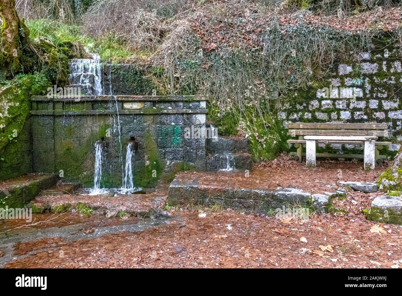 Vieille Fontaine par la route proche village Elati, Arcadia, Grèce Banque D'Images