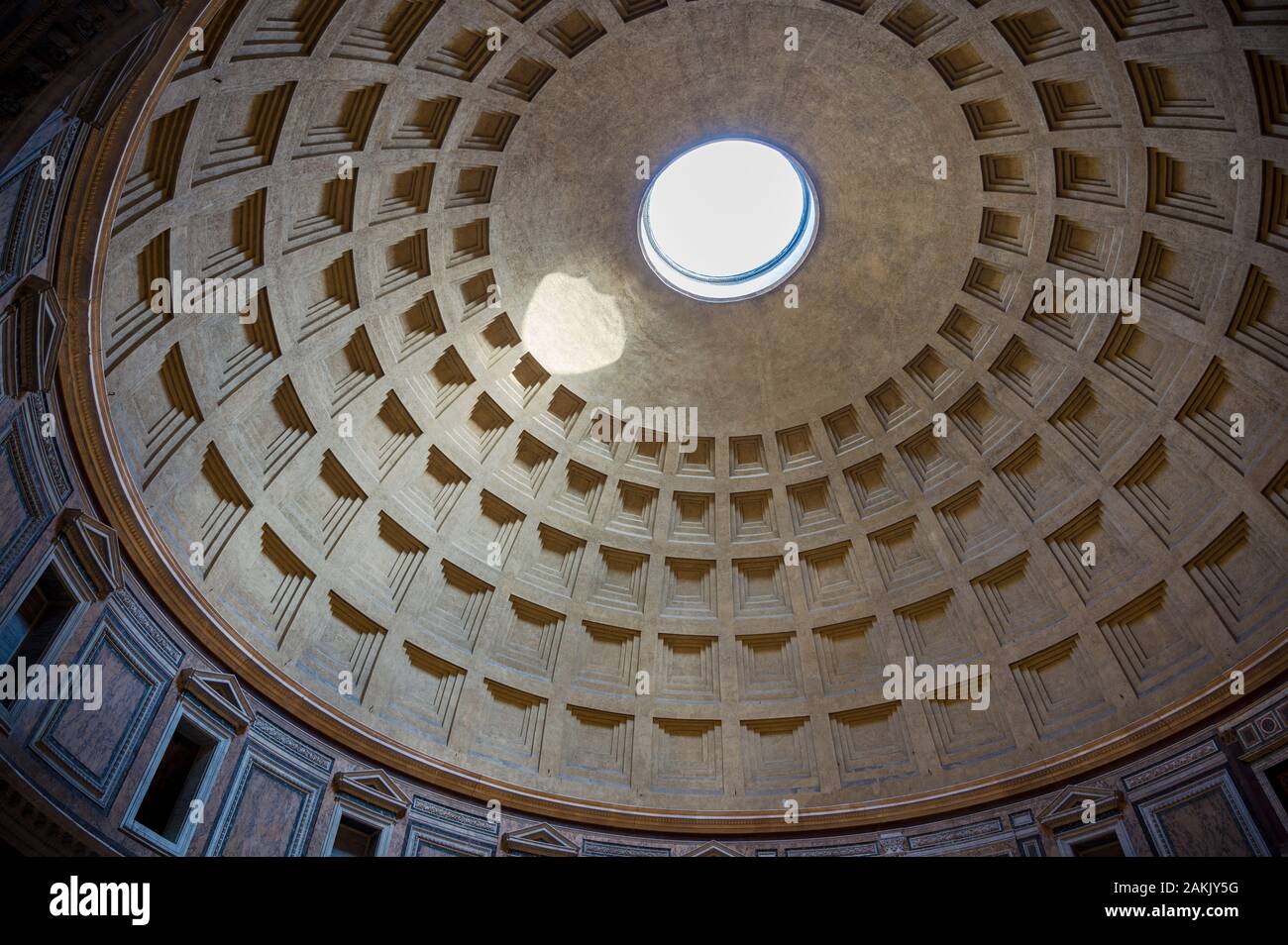 Vue intérieure sur le toit du Panthéon à Rome, Italie. Le Panthéon est un ancien temple romain, maintenant une église, à Rome Banque D'Images