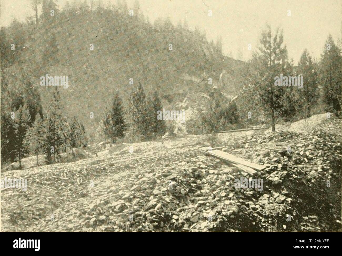 Californie mines et minéraux . e county, n'a pas été négligé. Beaucoup d thingsconspired, jusqu'à l'intérieur de ces dernières années, de rendre le travail de d'élaboration lente et extrêmement coûteux, tels que l'absence d'installations de transport et de machines pour le bon fonctionnement de minerais à faible teneur, et le manque de peu de force motrice. Tous ces drawbacksto la réussite et le développement économique de la grande mineralwealth, qui se trouve à l'intérieur des frontières de l'ancien comté historique, ont 306 MINES ET MINÉRAUX DE LA CALIFORNIE un par un été surmontés. L'achèvement de l'Placerv andSacramento Railroad à Placerville Banque D'Images