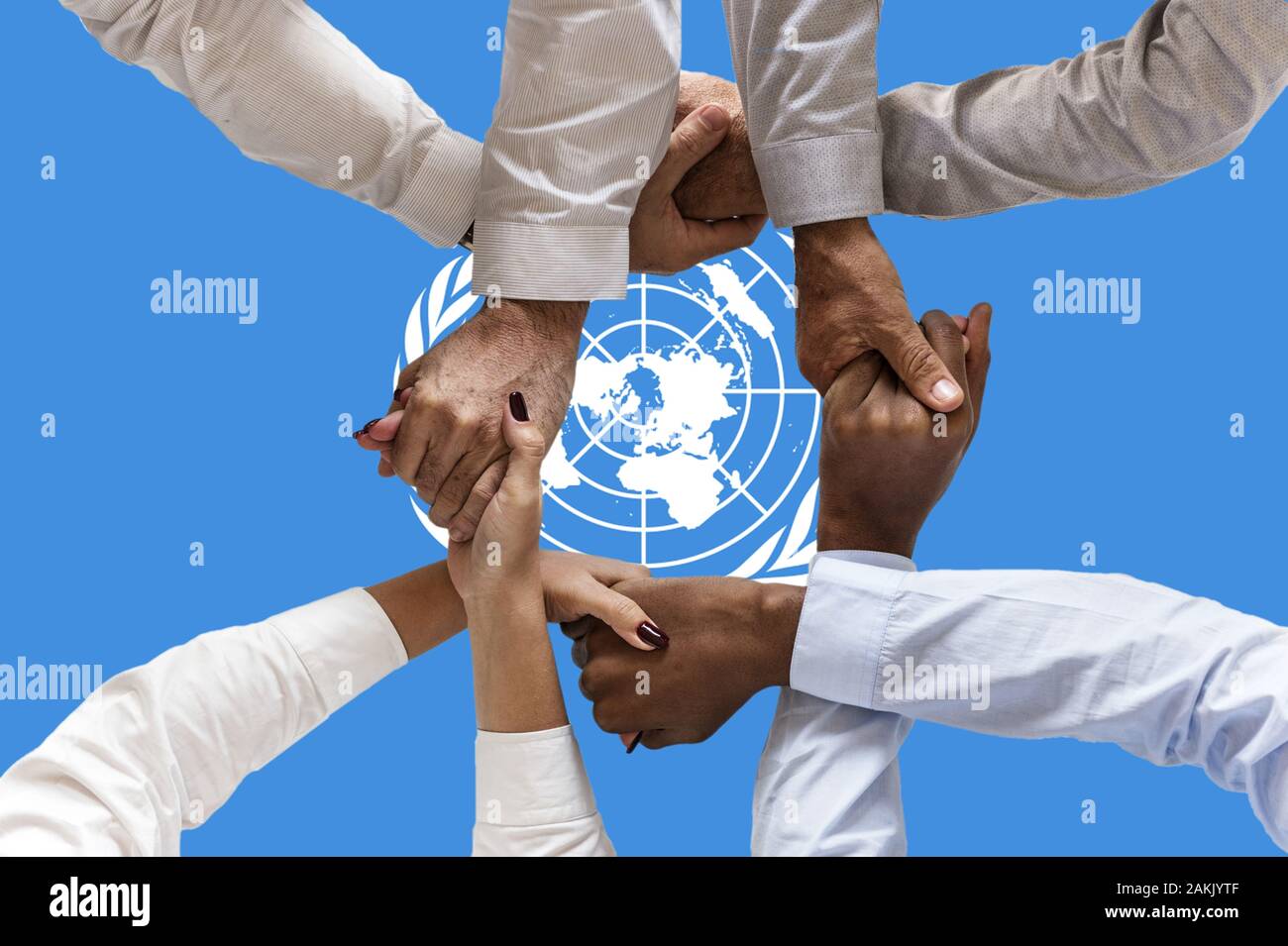 Drapeau des Nations unies, de l'intégration d'un groupe multiculturel de jeunes Banque D'Images
