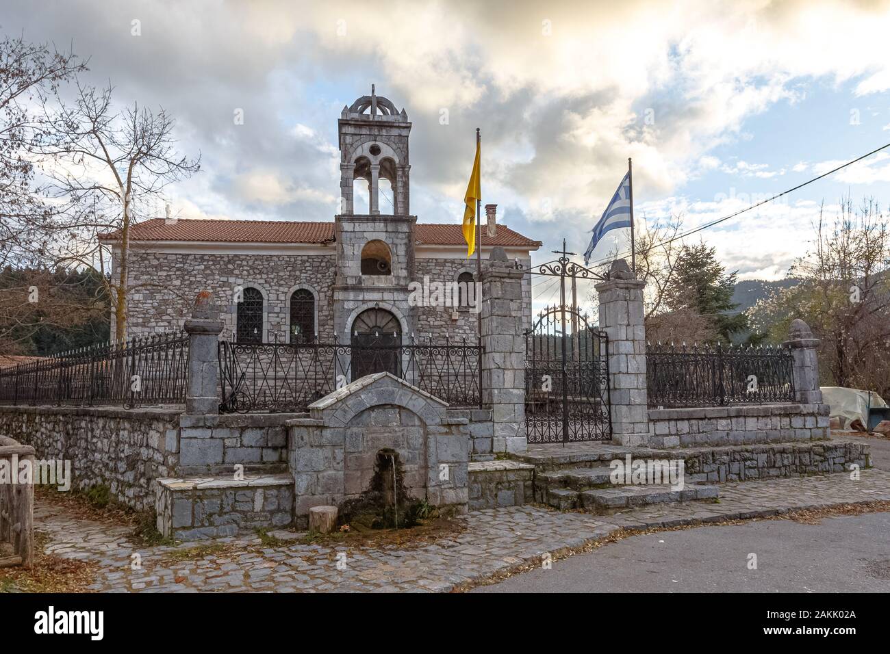 Belle pierre conçu église de l'assomption de Marie en village, Arcadia, Grèce Banque D'Images