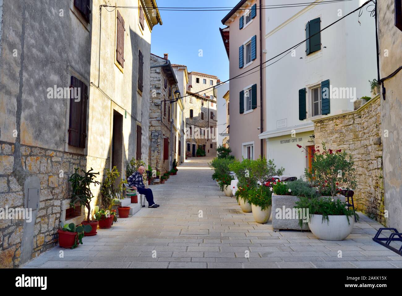 Recherche le long de la route bien entretenue dans les petites ville croate de l'Istrie, de balle Banque D'Images