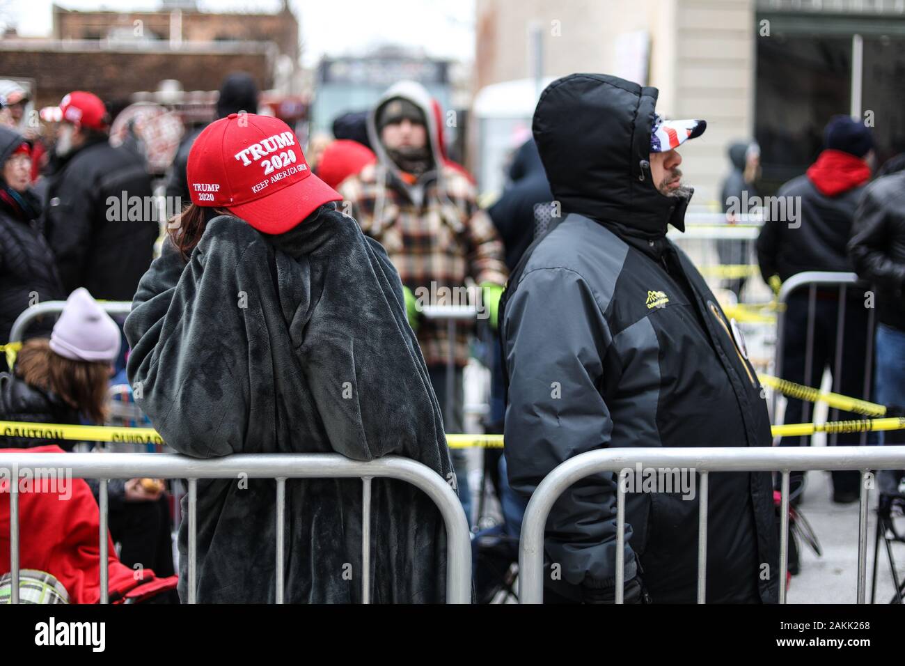 Les partisans d'Atout rassemblés devant le Centre de Huntington en attente d'atout premier rallye de 2020. Banque D'Images