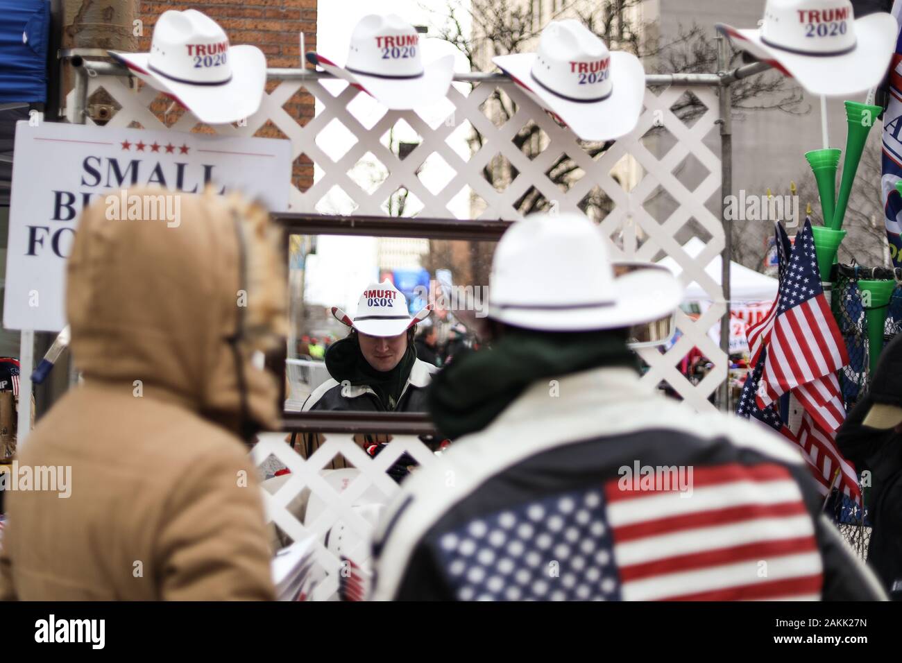 Les partisans d'Atout l'achat de marchandises d'Atout à l'extérieur du Centre avant d'Huntington Trumps premier rallye de 2020. Banque D'Images