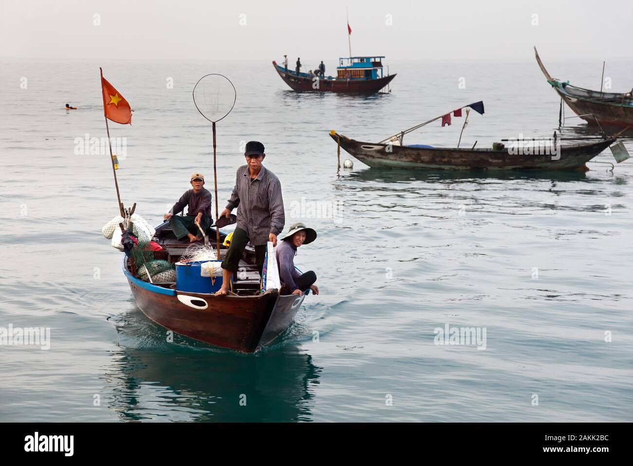 Les pêcheurs vietnamiens revenir tôt le matin à partir de la pêche dans le port de l'île de Cham, Vietnam Banque D'Images