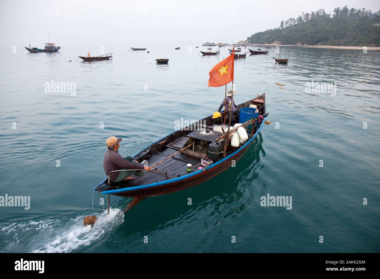 Les pêcheurs vietnamiens revenir tôt le matin à partir de la pêche dans le port de l'île de Cham, Vietnam Banque D'Images