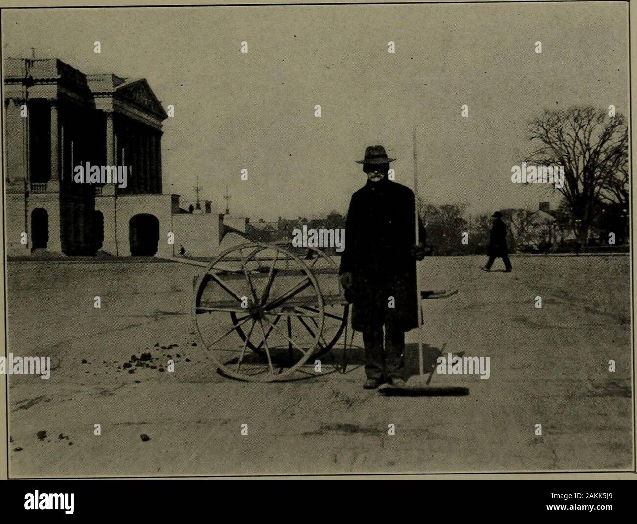 L'élimination des résidus urbains . Fig. 13.-Street-Wagon de rinçage exploité par Air comprimé. 57 ? ?|MO^HHM||^HHH ..n/-i ri ... Au ?i mp /J^^yBHRl^  - Hl -une Fig. 14.-Portable peut balayer de la rue. Washington, D. C.. Fig. 15.-chariot à main pour le papier et les feuilles. Washington, D. C. 59 ?  ! H n n 1 1 1^ » ; 1 R V L  . - .J'^^• H---.--- -. *^^^ ?/ ? ^^^^^^^H BUHlMBHH^^lib.- Fig. i6.-brosse mécanique Sweeper. Washington, D. C. Banque D'Images