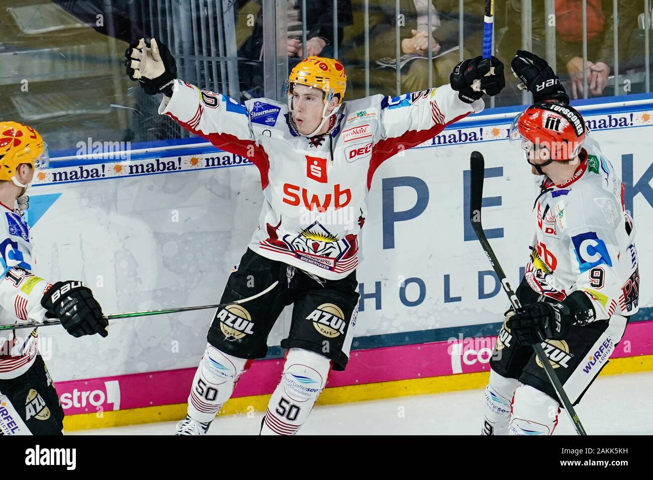 Mannheim, Allemagne. 09Th Jan, 2020. Hockey sur glace : DEL, 36e journée, Mannheim, Eagle - Bremerhaven Pingouins, tour principal, SAP Arena. Buteur de Bremerhaven Joseph Patrick Alber (M) de Bremerhaven avec cheers Jan Urbas (r) pour l'objectif de 2:2. Credit : Uwe Anspach/dpa/Alamy Live News Banque D'Images