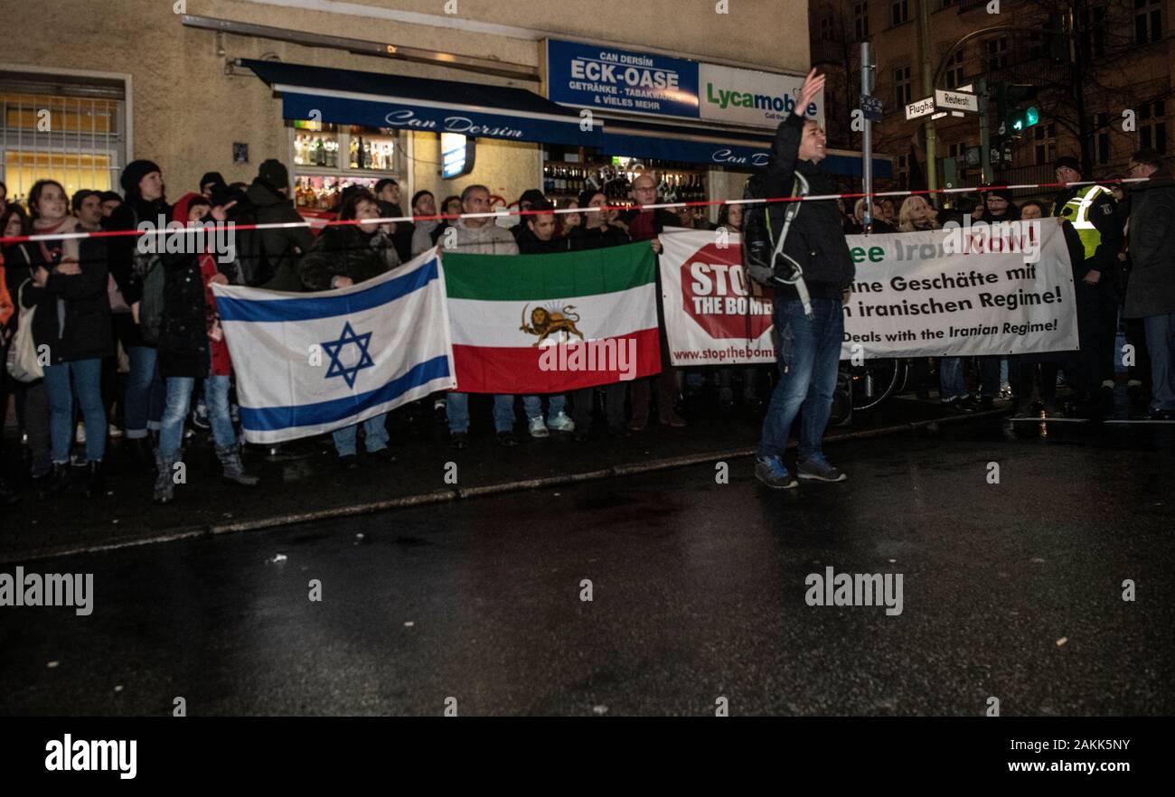 09 janvier 2020, Berlin : manifestants protester sur Reuterstrasse contre un service funèbre pour l'Iranien Soleimani, qui a été délibérément tués par les USA, dans la mosquée Imam Reza. Photo : Paul Zinken/dpa Banque D'Images