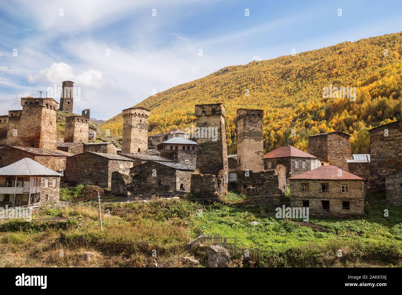Svan tours dans village d'Ushguli contre fond de forêt d'automne sur la montagne. Magnifique paysage de montagne. Voyages du Caucase. La Géorgie, sva supérieure Banque D'Images