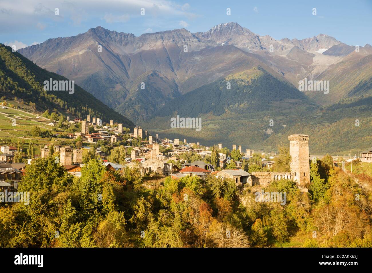 Vue aérienne de Mestia avec Svan traditionnels tours. L'automne magnifique paysage de montagne. Voyages du Caucase. La Géorgie, Upper Svaneti Banque D'Images