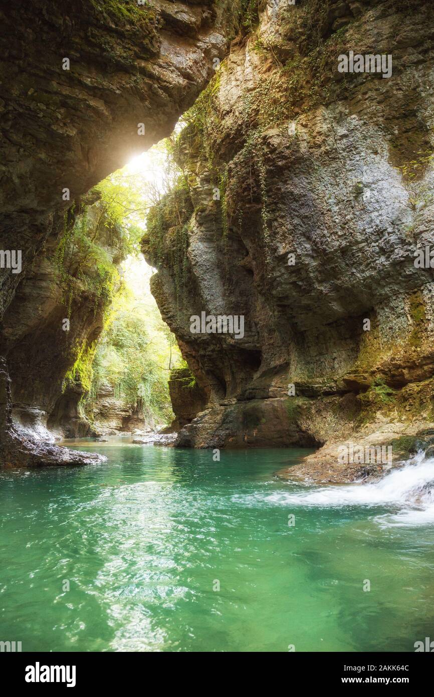 Canyon de Martvili en Géorgie. Beau canyon naturel sur la rivière Abacha au Caucase. De l'eau claire Turquoise Mountain River qui s'écoule entre l'abrupte falaise Banque D'Images