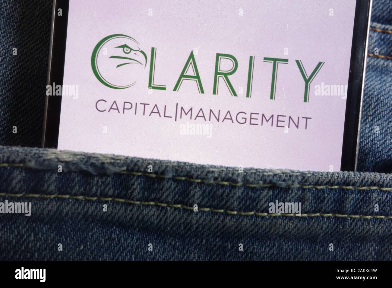 Clarté Capital Management logo affiché sur smartphone caché dans la poche de jeans Banque D'Images