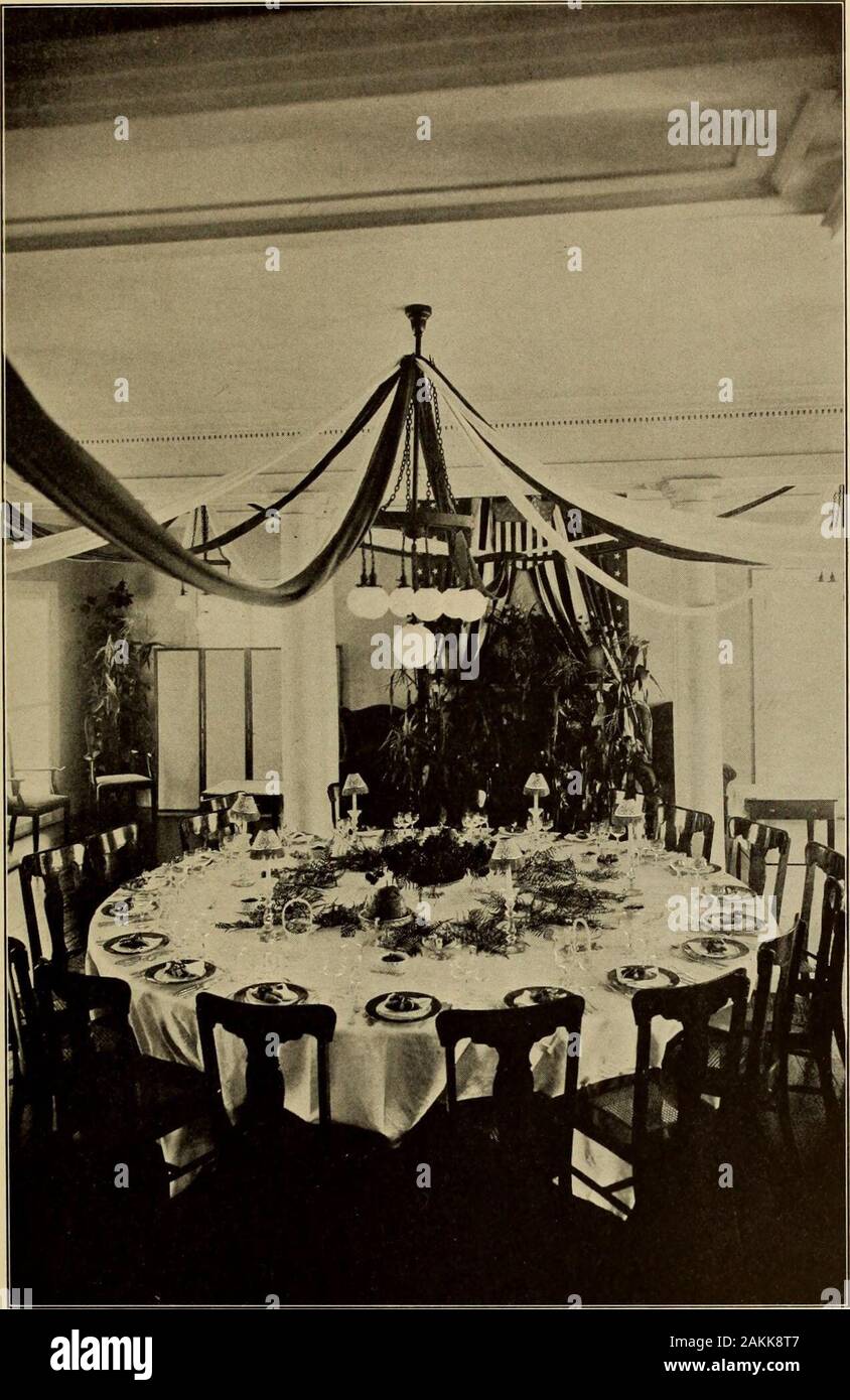 New York à l'exposition Jamestown, à Norfolk, Virginie, le 26 avril à décembre 1, 1907 .  ?O -o 04) 2 un &lt ;/  •0) 3 o u C 0 (0 u i0 i 0.  ! ? * 0) £ - ^  %  % 4j2 j3 x : . Salle de banquet de l'État Le tableau en l'honneur du prince d'Wllhelm DAYINDEPENDENCE DAYPRINCE OUVERTURE FONCTIONS Suède WILHELM -FULTON JOUR -NEW YORK BROOKLYN JOUR -JOUR - 10 juin - 4 juillet 19 août 23 septembre 10 octobre - 15 octobre Événements de fonctions 371 Synopsis une exposition à l'une des caractéristiques est toujours composé de gouvernement et de l'état des bâtiments, l'ex-ing provid habituellement ; pour les expositions d'autres pays et ceux o Banque D'Images