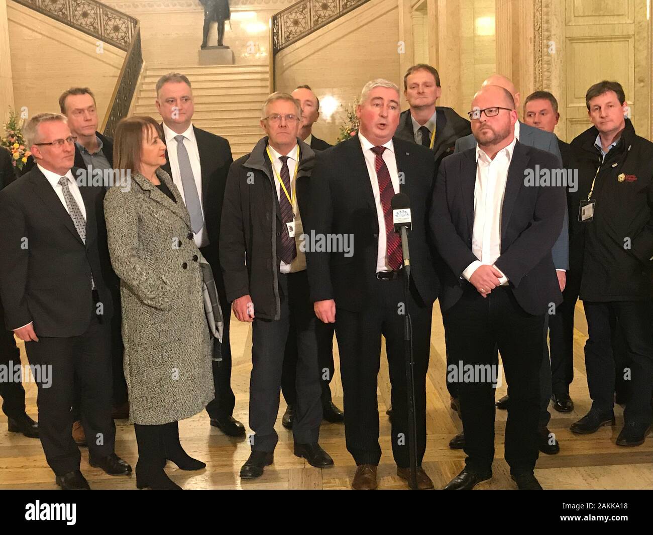 Une délégation de chefs d'entreprises, des représentants de l'agriculture, les groupes communautaires et les syndicats parler aux médias dans le grand hall du parlement de Stormont à Belfast, où ils ont dit qu'ils se sentent de dynamisme positif et constructif à la suite de réunions avec les parties impliquées dans les pourparlers pour ressusciter gouvernement décentralisé en Irlande du Nord Banque D'Images