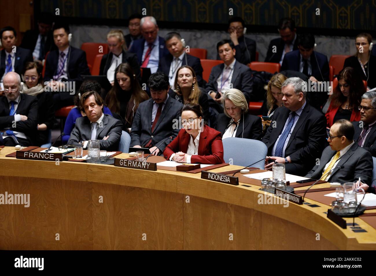 (200109) -- ORGANISATION DES NATIONS UNIES, le 9 janvier 2020 (Xinhua) -- Michelle Muntefering (C, à l'avant), l'Allemand Ministre d'État au Ministère fédéral des affaires étrangères, s'adresse à un débat ouvert du Conseil de sécurité sur le thème de "maintenance de la paix et de la sécurité respect de la Charte de l'ONU" au siège des Nations Unies à New York, le 9 janvier, 2020. Le Conseil de sécurité des Nations Unies le jeudi a adopté une déclaration présidentielle appelant tous les États membres à se conformer pleinement à la Charte des Nations Unies, tout en reconnaissant l'importance critique de la Charte pour le maintien de la paix et de la sécurité. (Xinhua/Muzi Li) Banque D'Images