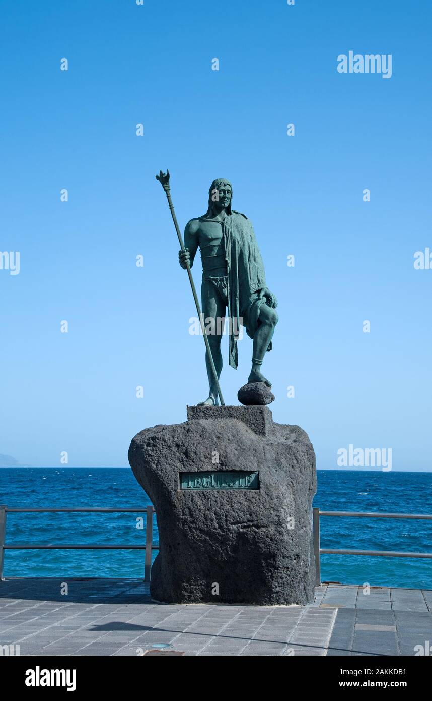 Candelaria, Tenerife, Espagne - 27 décembre 2019, des statues des rois Guanches autochtones sur le carré de l'menceyatos de Saint Patron, sculpteur José Abad Banque D'Images