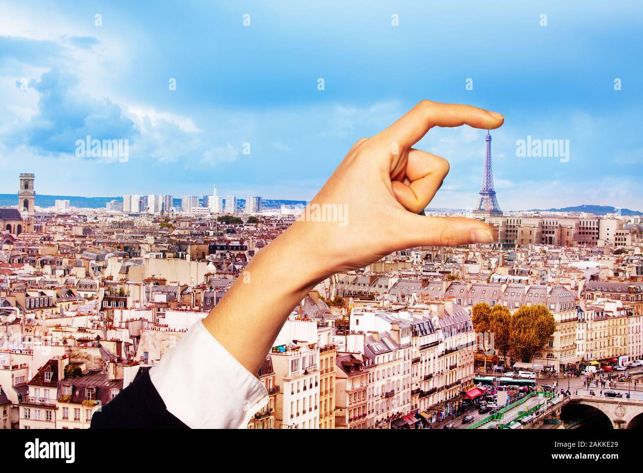 Tenir la main entre les doigts tour Eiffel à Paris Photo Stock - Alamy