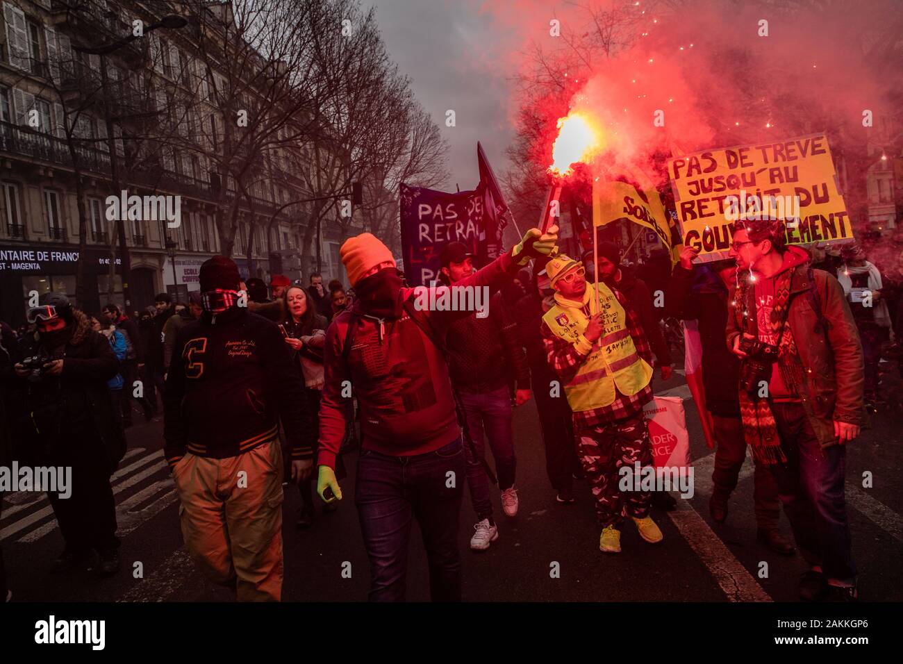 Paris, France. Jan 9, 2020. Les protestataires prennent part à une manifestation à Paris, en France, le 9 janvier 2020. Grève des transports de la France contre le Président Emmanuel Macron pour réviser le plan de pension est entré dans sa 36e journée de jeudi, ce qui en fait la plus longue grève des cheminots depuis mai 1968. Credit : Aurelien Morissard/Xinhua/Alamy Live News Banque D'Images