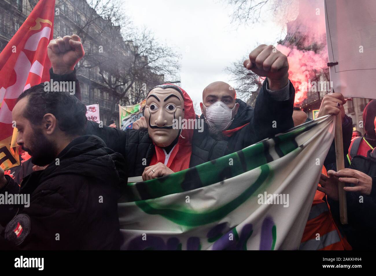 Paris, France. Jan 9, 2020. Les protestataires prennent part à une manifestation à Paris, en France, le 9 janvier 2020. Grève des transports de la France contre le Président Emmanuel Macron pour réviser le plan de pension est entré dans sa 36e journée de jeudi, ce qui en fait la plus longue grève des cheminots depuis mai 1968. Credit : Aurelien Morissard/Xinhua/Alamy Live News Banque D'Images