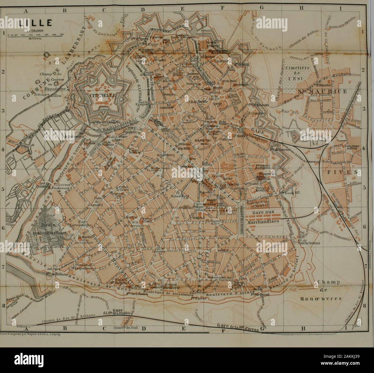 La Belgique et l'HollandHandbook pour les voyageurs . LILLE. 11. Itinéraire. Département 65 da Nord. Avec 188 270 hab., était autrefois la Flandre, mais capitalof fut prise par Louis XIY. En 1667, et a été finallyawarded à la France par la paix d'Utrecht en 1713. C'est un fortressof la première classe, et est situé dans un plainon fertile et irriguée le La Deule, une rivière navigable avec de nombreux canaux qui areconnected. En 1856 la population comptait 78 000 âmes, mais ithas plus que doublé depuis l'extension des fortifications en 1858. Depuis cette période, de nombreuses rues et squareshave beau vu le jour, Banque D'Images